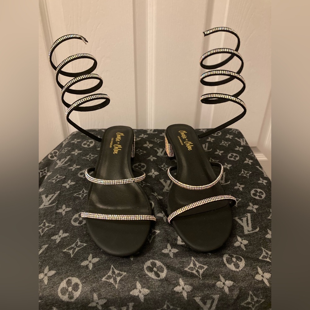 Chase and Chloe Black Strappy Sandals with Rhinestone Accents Wrap Around 8